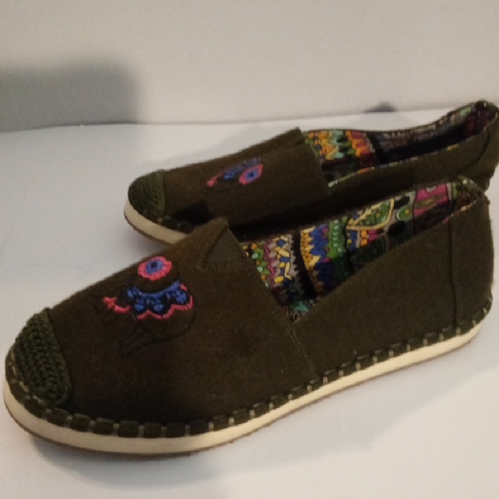 Sakroots Colorful Green Espadrilles with Embroidered Elephant Size 7
